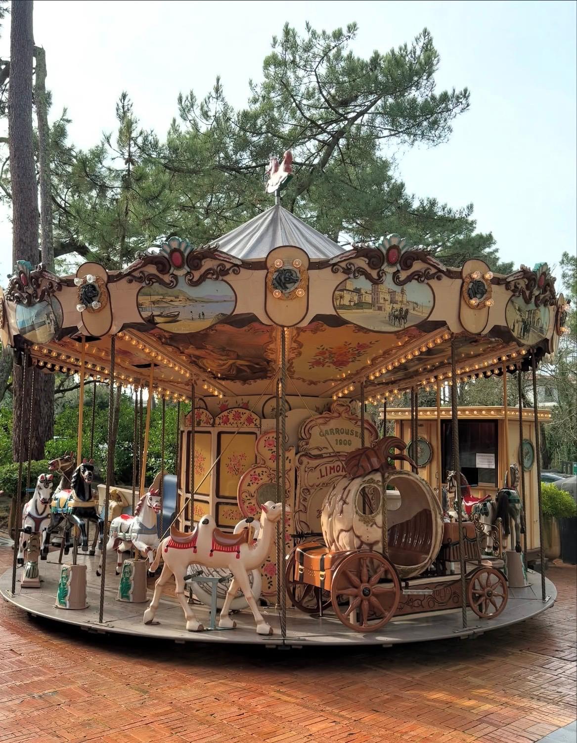 Carrousel 1900 detail des fresques de Monaco