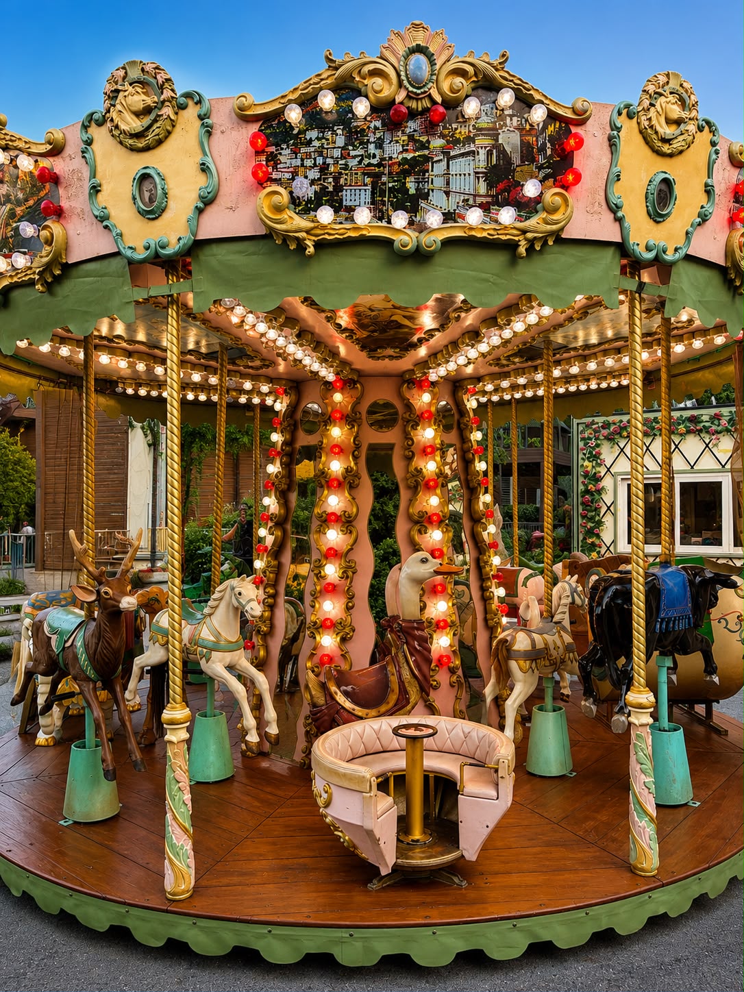 Carrousel des Roses, manège Belle Époque aux couleurs pastel