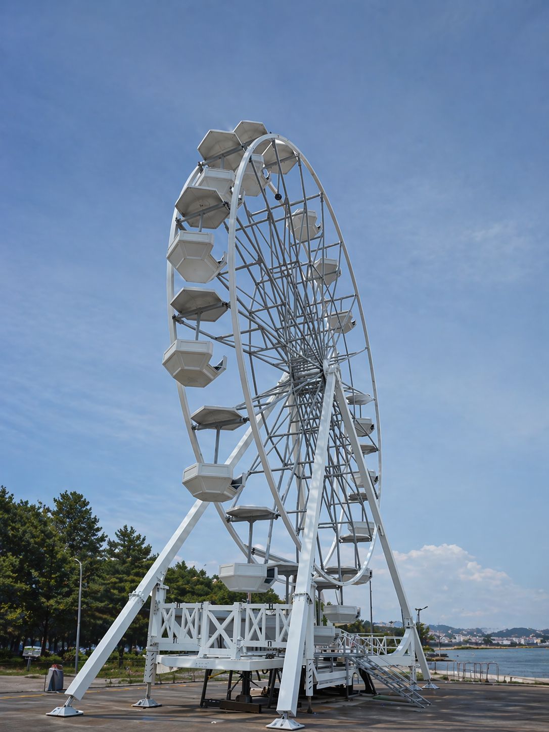 Grande roue de 34 mètres blanche installée en bord de mer