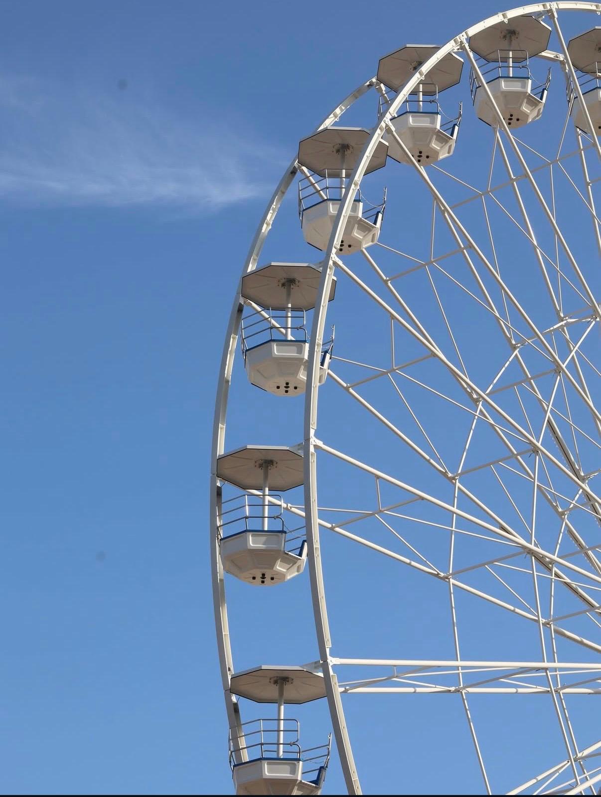 Nacelles de la grande roue avec le ciel en arrière-plan
