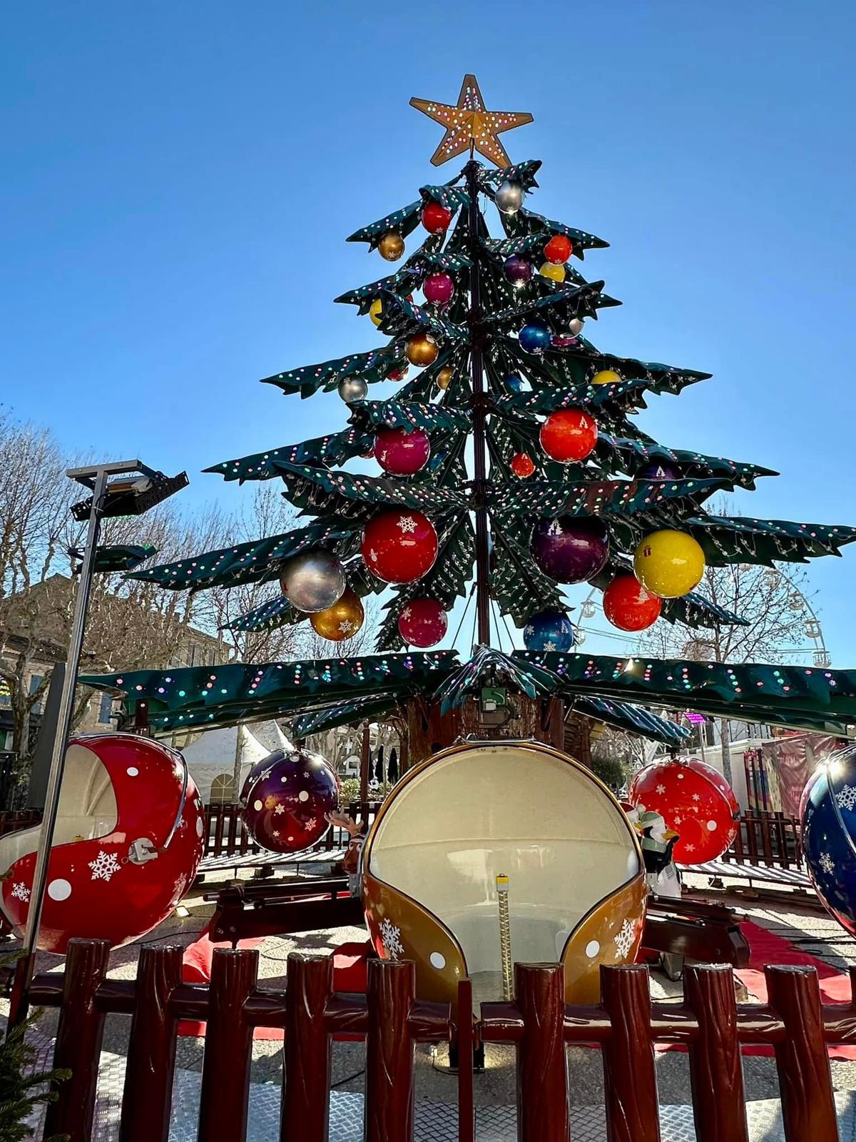 Manège sapin de Noël cabines décorées
