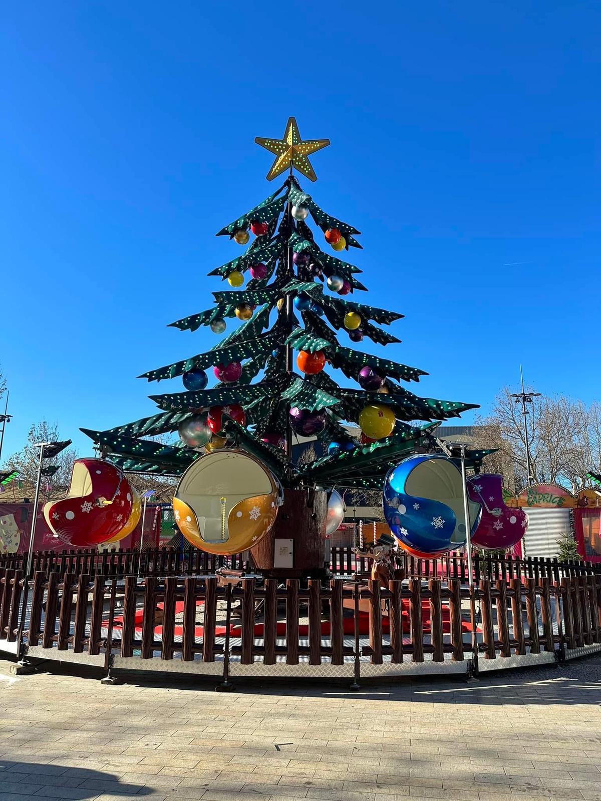 Manège sapin de Noël éclairé en bleu