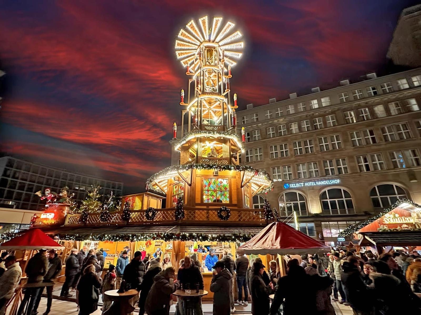 Marché de Noël avec chalets illuminés et grande roue