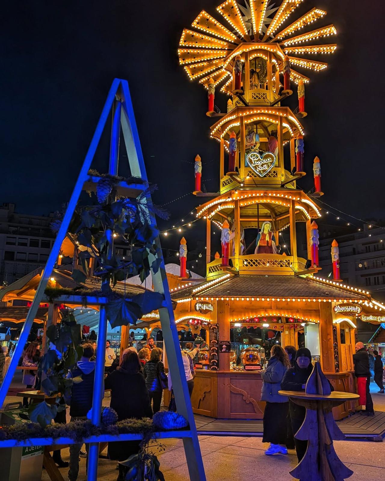 Pyramide lumineuse au marché de Noël