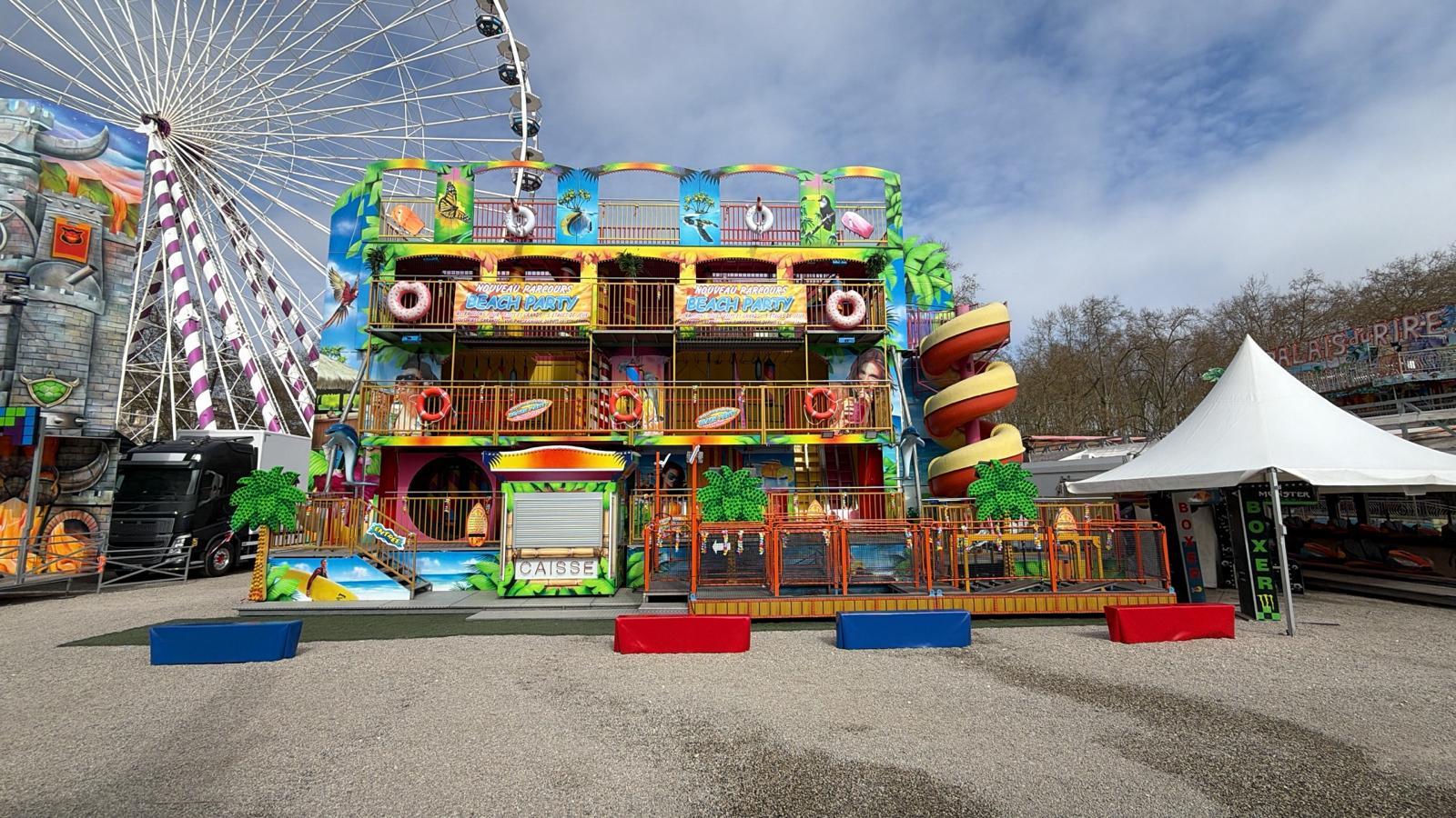 Palais du Rire Beach Party decor tropical