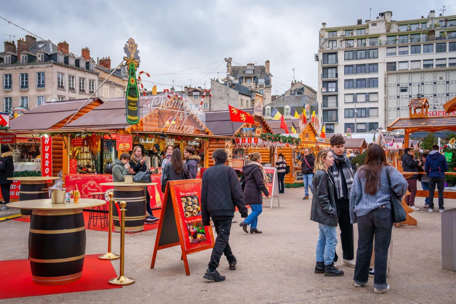 Stands gourmands champagne et huîtres sur un marché