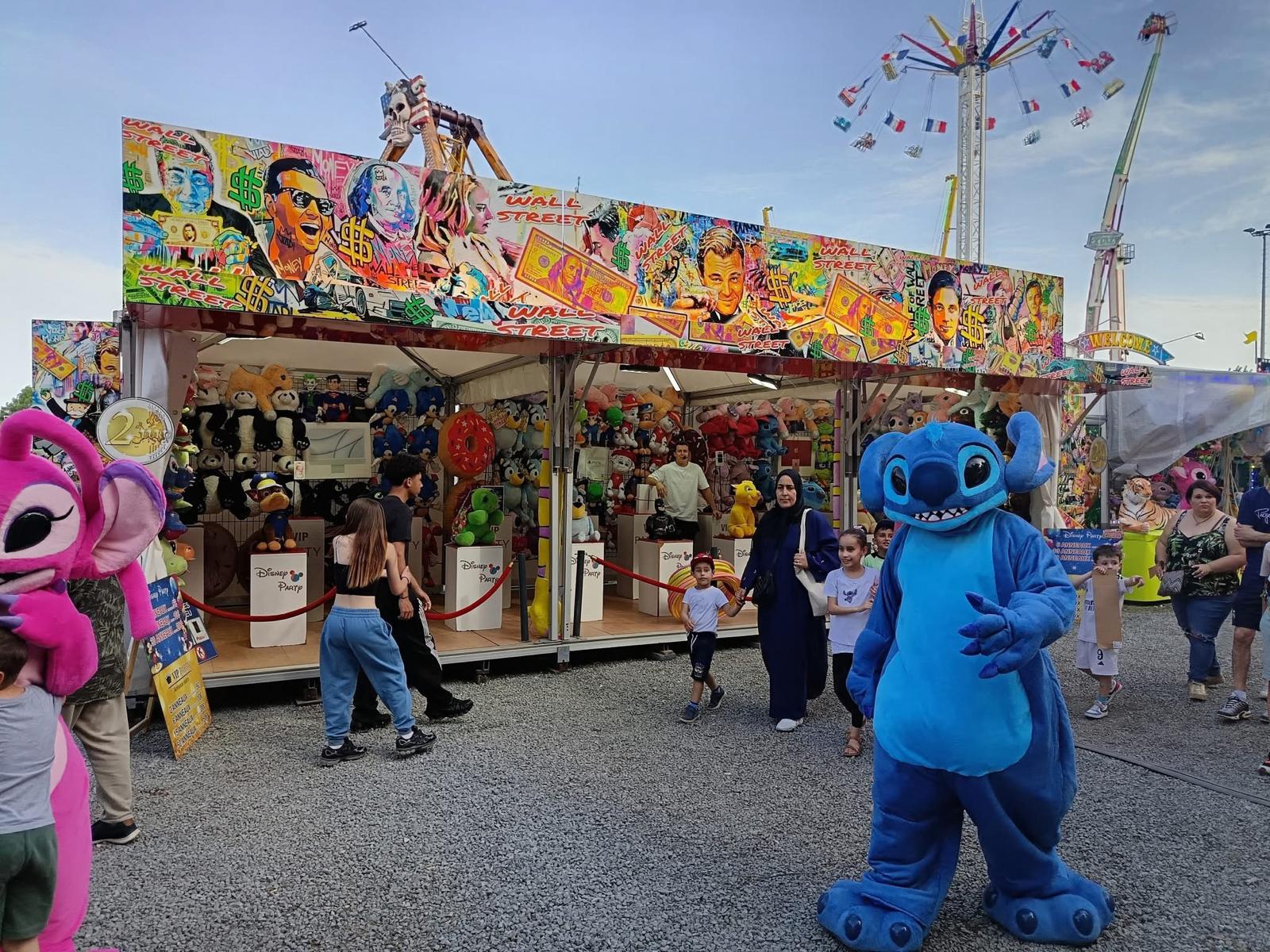 Stand Wall Street avec mascottes lors d'un événement